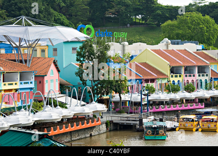 Das bunte Clarke Quay Restaurant Einkaufsmöglichkeiten Bars und Clubbing Bereich neben der Singapore River Republik Singapur Asien Stockfoto