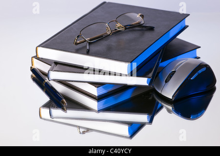 Stapel Bücher mit Stift Brille und eine Computer-Maus Stockfoto