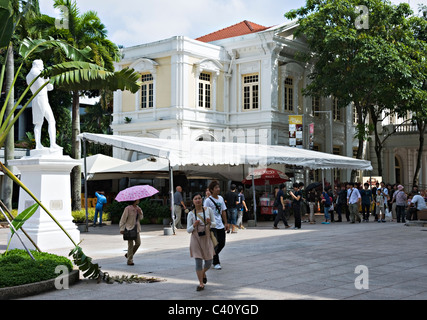 Statue von Sir Stamford Raffles mit alten Haus Parlamentsgebäude aus Boat Quay Republik von Singapur Nordasien Stockfoto