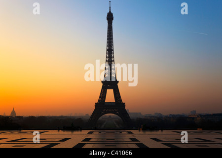 Der Eiffelturm in Paris, von dem Trocadero bei Sonnenaufgang gesehen. Stockfoto