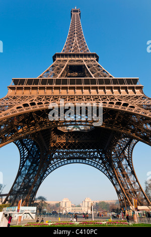 Eiffelturm aus nächster Nähe, Blick vom Park du Champ de Mars. Paris, Frankreich. Stockfoto