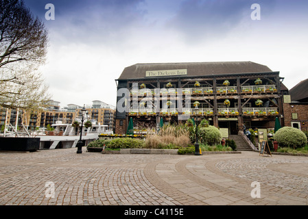 die Dickens Inn St Katherines dock london Stockfoto