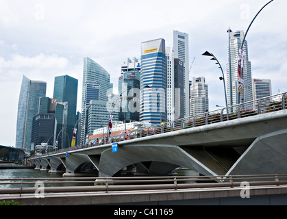 Nicoll Highway Brücke Kreuzung Singapore River in der Nähe von Fullerton Hotel mit Wolkenkratzern im Financial District Singapur Asien Stockfoto