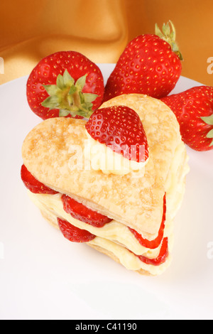 Herzförmige Erdbeeren und Vanillecreme Millefeuille für einen süßen Valentinstag. Selektiven Fokus. Stockfoto