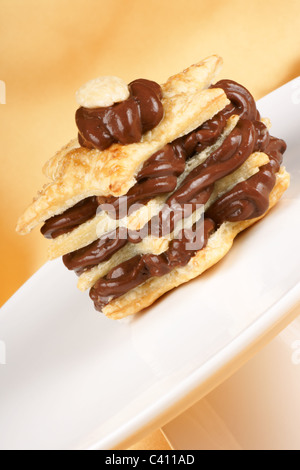 Sternförmige Schokolade Sahne und Mandeln Millefeuille. Selektiven Fokus. Stockfoto