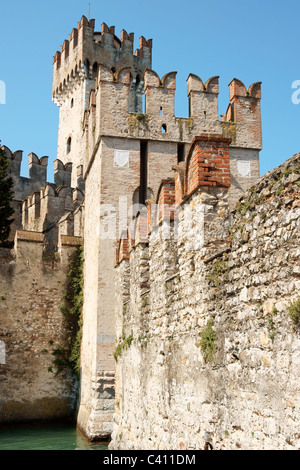 Zeit Burg von Sirmione am Gardasee in der italienischen Provinz Brescia. Errichtet im 13. Jahrhundert von Mastino ich della Scala. Stockfoto