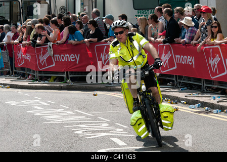 Sanitäter auf einen Zyklus der Virgin London-Marathon Stockfoto
