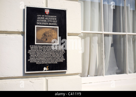 Melden Sie sich an der Wand des Dolphin Hotels Southampton zeigen, wo Jane Austens ihren 18. Geburtstag feierte Stockfoto