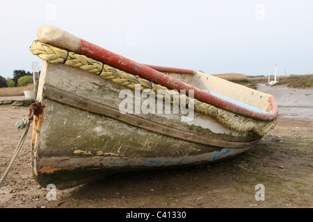 Altes Fischerboot Rudern in Brancaster Staithe Norfolk Stockfoto