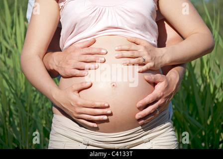 Schwangere paar halten Bauch Stockfoto