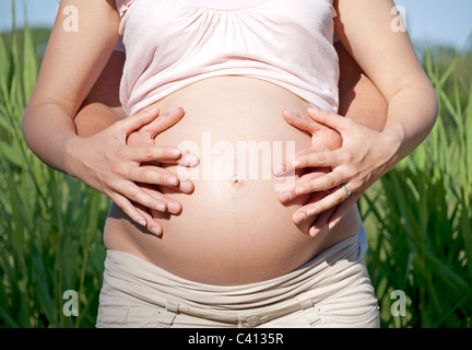 Schwangere paar halten Bauch Stockfoto
