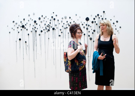 Zwei Frauen in der Gallery der Bachelor-Abschluss-Show-Ausstellung in der School of Art Aberystwyth University, Wales UK Stockfoto