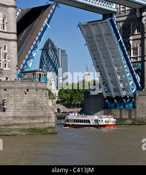 Urlauberin touristischen River cruise Boot vorbei unter Denkmalschutz 1 Tower Bridge mit der Gurke im Hintergrund London England Stockfoto