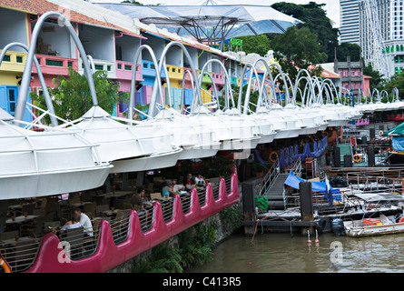 Das farbenfrohe Restaurant und Esszimmer Einrichtungen Cafés Bars Bistros mit überdachten Markisen am Clarke Quay Singapur Asien Stockfoto