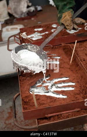 Künstler DAWNY TOOTES Casting Skulpturen mit flüssigem Aluminium hergestellt aus Schrott Dosen Töpfe und Pfannen, UK Stockfoto