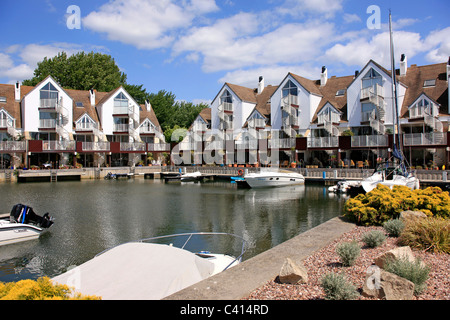 Priorat Kai exklusive Häuser für Menschen mit Booten in Christchurch, Dorset Stockfoto
