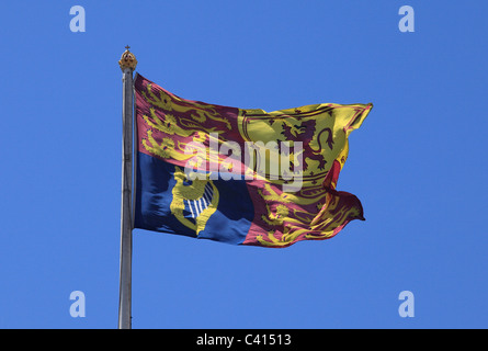 Die Royal Standard Flagge am Buckingham Palace, Vereinigtes Königreich. Stockfoto