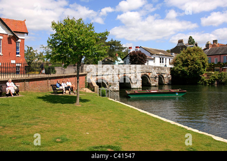 Die mittelalterliche Brücke über den Fluss Avon in Christchurch, Dorset Stockfoto