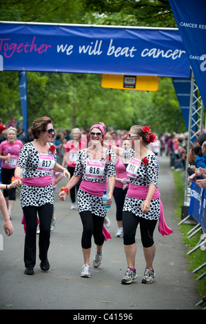 Race for Life - Frauen laufen, um Geld für Krebs Forschung Nächstenliebe - Aberystwyth Wales UK Stockfoto