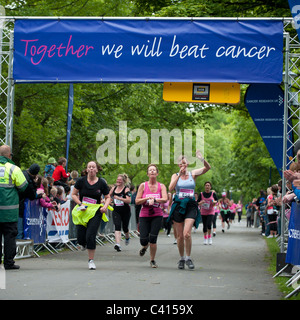 Race for Life - Frauen laufen, um Geld für Krebs Forschung Nächstenliebe - Aberystwyth Wales UK Stockfoto