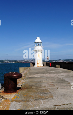 Paar tatenlos Brixham Leuchtturm mit Blick auf das Meer Devon England UK GB Stockfoto