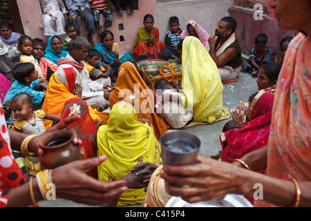 Ein Hindu Priester führt Puja Gebete in Tempel in Sonepur, Sonepur Mela in Sonepur nahe Patna und Hajipur in Bihar Zustand, Indien. Stockfoto