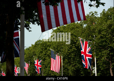 Stars And Stripes und Union Jack-Flaggen säumen die Mall Blick in Richtung Buckingham Palace Stockfoto