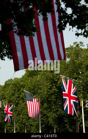 Stars And Stripes und Union Jack-Flaggen säumen die Mall Blick in Richtung Buckingham Palace Stockfoto