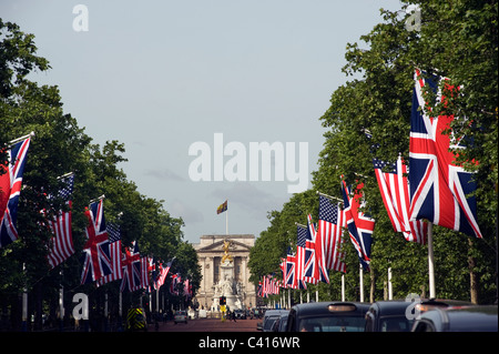 Stars And Stripes und Union Jack-Flaggen säumen die Mall Blick in Richtung Buckingham Palace Stockfoto