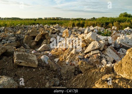 Fliegen Ablagerung von Bauschutt. Illegal entsorgt Schutt am Ende einer Landschaft Lane in Nottinghamshire, England, Großbritannien Stockfoto