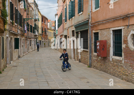 Junge Ridiing Fahrrad Stadtteil Castello Venedig Italien Europa Stockfoto