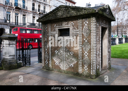 Shell-bedeckten Lodge im zentralen London Gärten. VOLLSTÄNDIGE DETAILS IN DER BESCHREIBUNG. Stockfoto