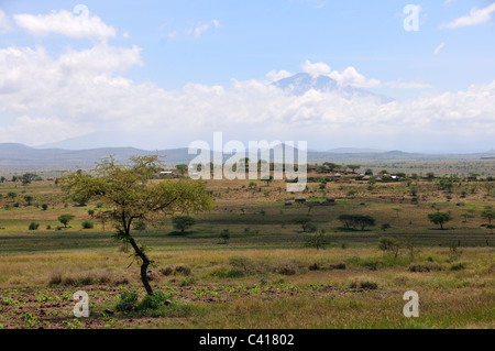 Mount Meru steigt durch Wolken in Tansania, Afrika Stockfoto
