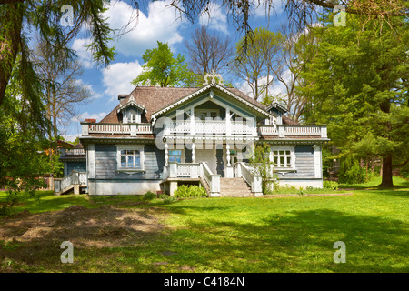 Bialowieza-historisches Herrenhaus befindet sich im Schlosspark von 1845, das älteste Gebäude in Bialowieza Stadt aus Stockfoto