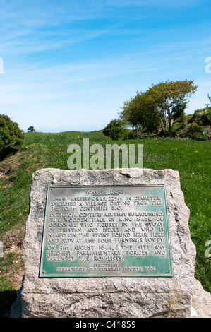 Interpretative Schild am Schloss Dore Wallburg, die Website des Bürgerkrieges Schlacht von Lostwithiel in Cornwall Stockfoto