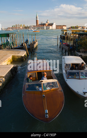 Boote mit San Giorgie Maggiore Kirche im Hintergrund Venedig Italien Europa Stockfoto