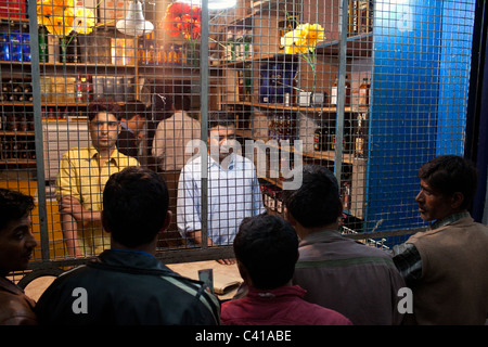 Kunden, die Alkohol in einer Weinhandlung in Srinagar, Jammu und Kaschmir, Indien. Stockfoto