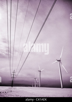 Stromerzeugende Windmühlen Wasco, Oregon fotografiert in Infrarot Stockfoto