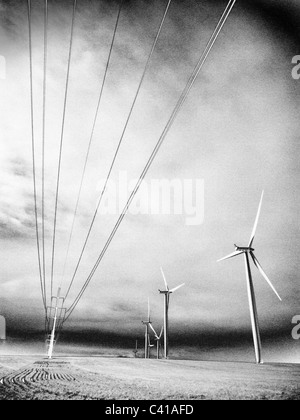 Stromerzeugende Windmühlen Wasco, Oregon fotografiert in Infrarot Stockfoto