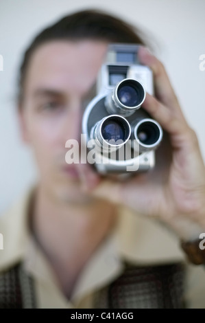 Selektiven Fokus Porträt des Mannes halten Vintage Super8-Kamera Stockfoto