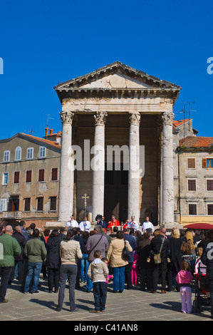 Outdoor-Messe vor der Augustov Hram Tempel des Augustus im Forum Kapitolinski Trg Platz Pula Istrien Kroatien Europa Stockfoto