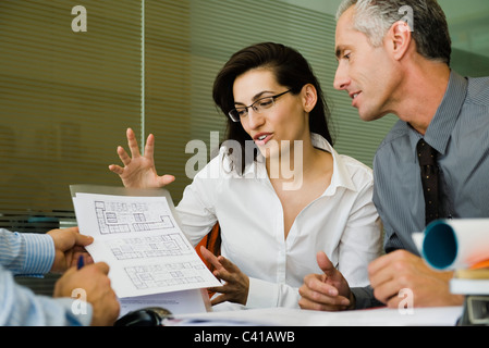 Geschäft Leute diskutieren Blaupause Stockfoto