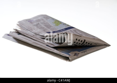 Zeitung auf weißem Hintergrund gefaltet. Stockfoto