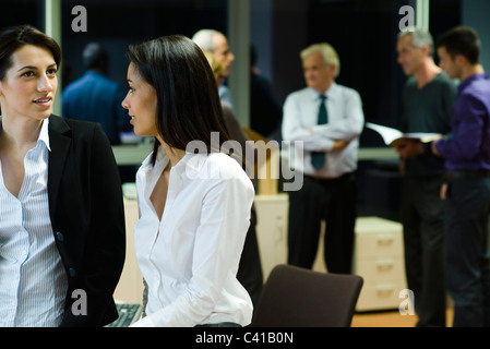 Kollegen plaudern und gemeinsam im Büro in der Nacht Stockfoto