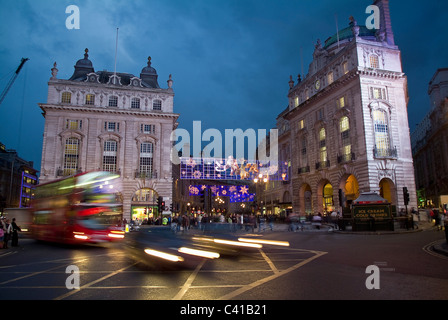 Weihnachts-Dekorationen auf Regent Street, Piccadilly Circus, London, UK Stockfoto