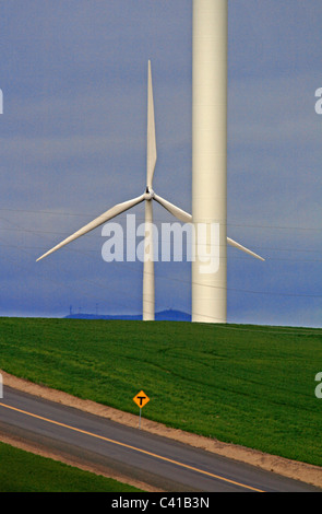 Stromerzeugende Windmühlen & Autobahn Wasco, Oregon Stockfoto