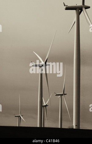 Stromerzeugende Windmühlen & Autobahn Wasco, Oregon Stockfoto