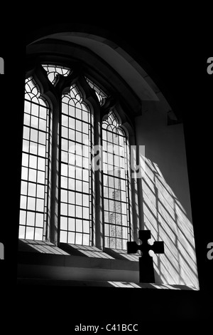 Sonnenlicht durch die Fenster der Kirche St. Michael und alle Engel Lydbury North, Shropshire Stockfoto