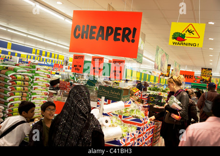 Billige Lebensmittel und Güter an einen Lidl-Supermarkt Lidl ist eine deutsche Discounter Supermarkt. London. UK Stockfoto