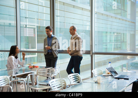Kollegen im Büro Cafeteria im Gespräch Stockfoto
